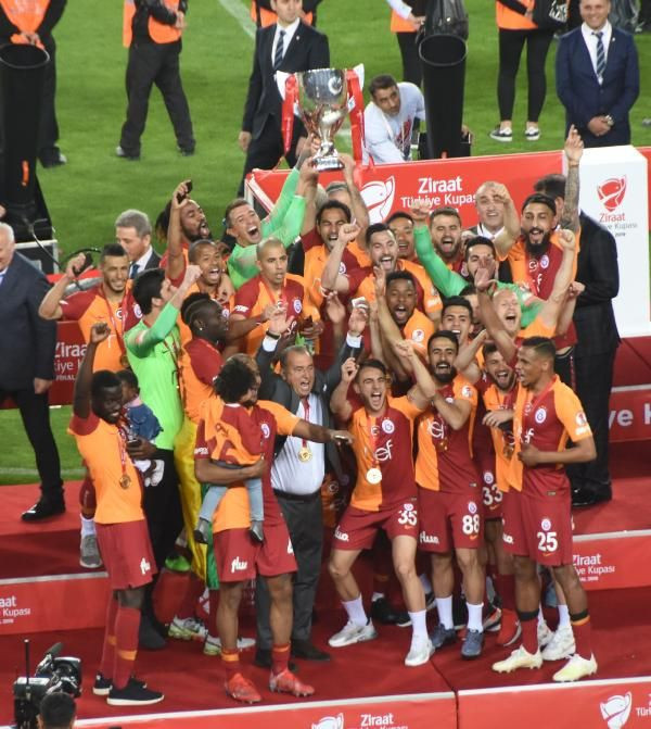 Ziraat Türkiye Kupası şampiyonu Galatasaray kupasını aldı - Resim: 2