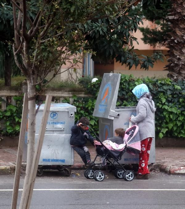 Çöpte yiyecek arıyor gibi yapan kadın esnafı bıktırdı - Resim: 2