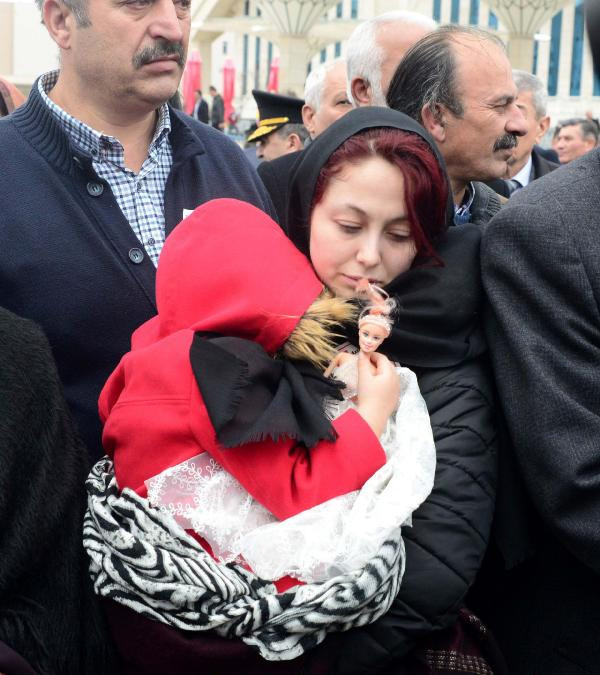 Bu kareye yürek dayanmaz! Babasını oyuncağıyla uğurladı - Resim: 2