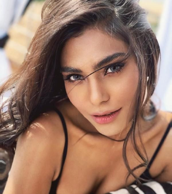 Pakistan’da düşen uçakta ünlü model Zara Abid de öldü - Resim: 3