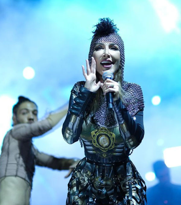 Hande Yener son yaptığıyla pes dedirtti! Sahneye öyle bir kostümle çıktı ki, herkes bakakaldı - Resim: 2