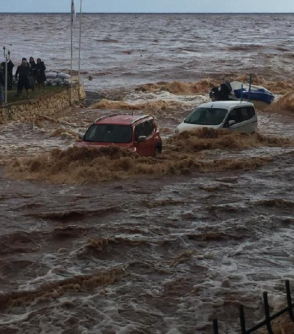 Geceden beri yağıyordu: Araçlar sele kapıldı! - Resim: 4