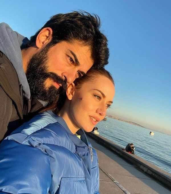 Burak Özçivit eşiyle bayram paylaşımı yaptı saçlarını görenler şok oldu! "Saçlar alev almış" - Resim: 1