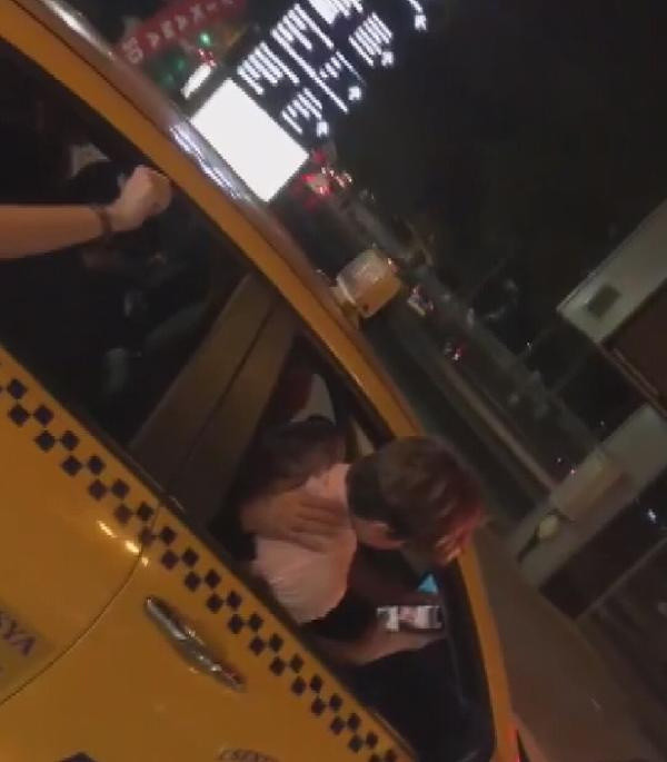 İstanbul'da taksiler denetimlere rağmen böyle! At yarışı izleyen de var fazla yolcu taşıyan da - Resim: 1