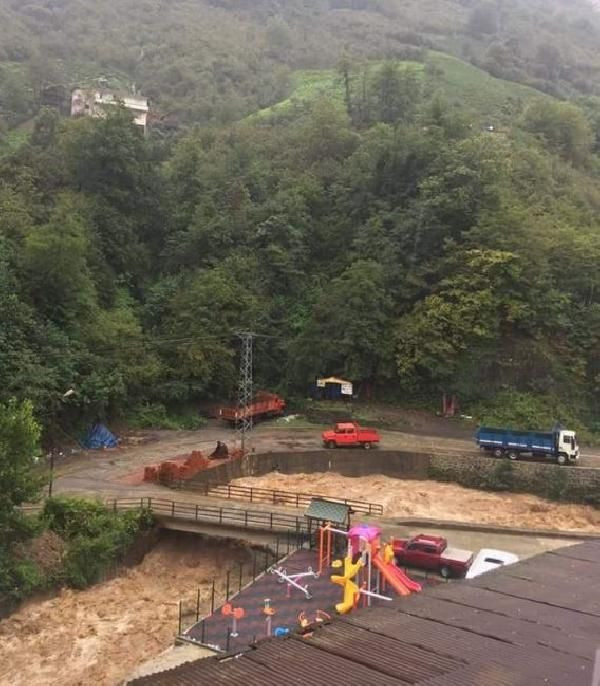 Artvin sele teslim oldu! Dereler taştı karayolları su altında kaldı - Resim: 2