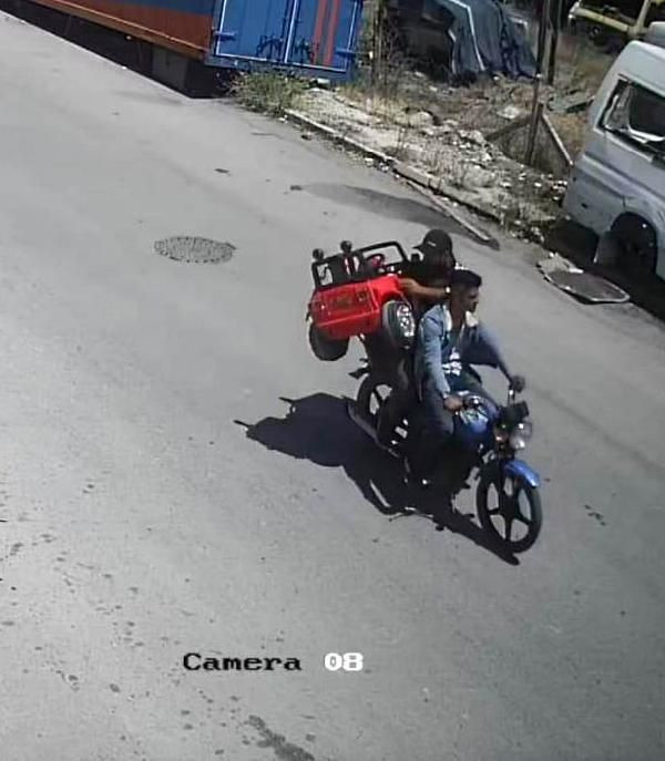 Konya'da İkra'nın çalınan akülü arabası, evlerinin önüne bırakıldı - Resim: 1