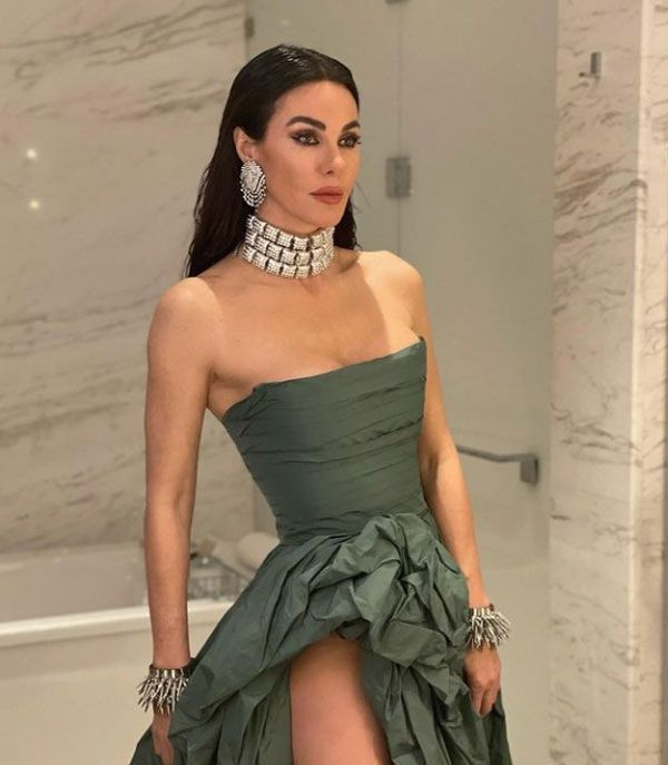 Defne Samyeli 'Ağırlaştım' dedi sahnede kıyafetlerini çıkarttı! İzleyenler neye uğradığını şaşırdı - Resim: 1