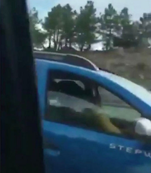 Otobanda utanç veren görüntü! Harekat halindeki otomobilde çırılçıplak... - Resim: 1