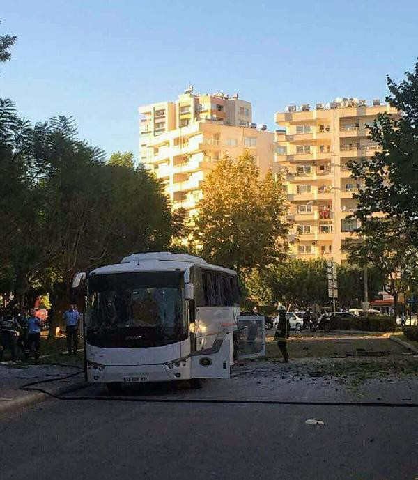 Mersin'de polis aracına saldırı: Olay yerinden görüntüler! - Resim: 1
