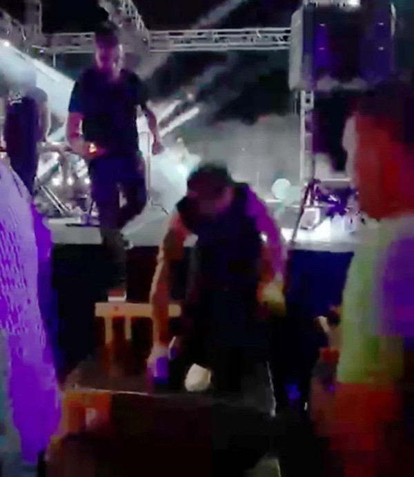 Ünlü popçu sahneden düştü, olanlar oldu! Hastaneye kaldırılan Emre Kaya'dan hayranlarını üzen haber - Resim: 1