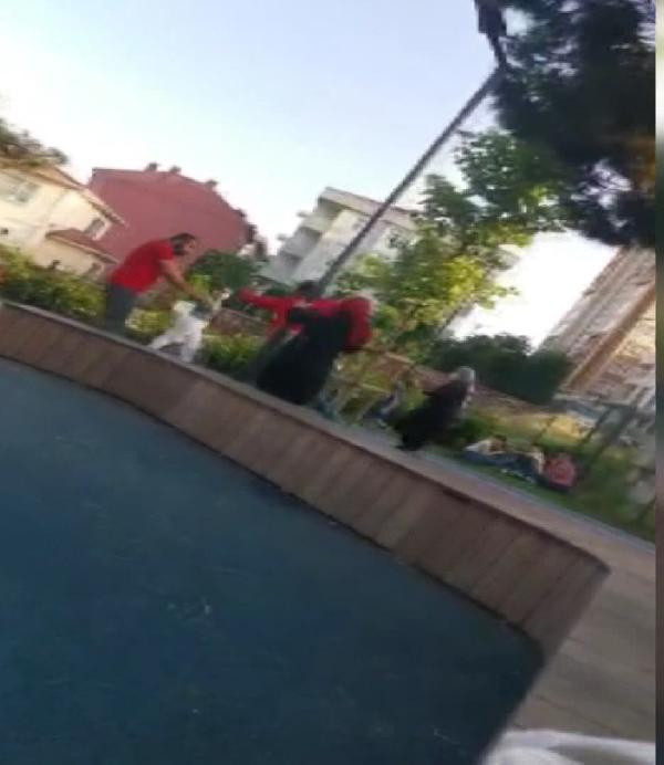 Ümraniye'de çocuk parkında dehşet! 2 yaralı var - Resim: 0