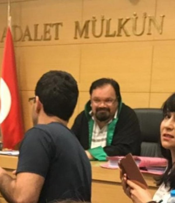 Avukatın etek boyunu ölçen hakim göreve başladı - Resim: 1