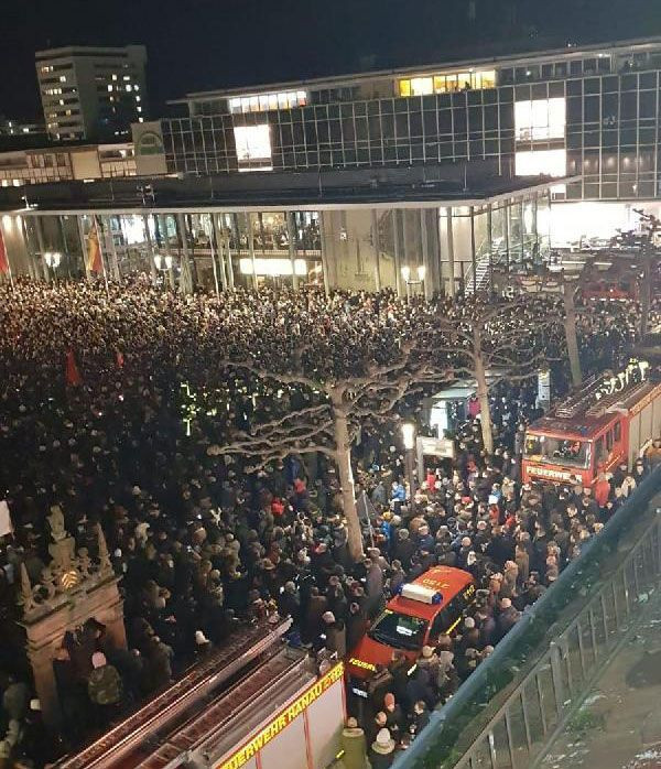 Irkçı terör Almanya sokaklarında protesto edildi Cumhurbaşkanı da katıldı - Resim: 3
