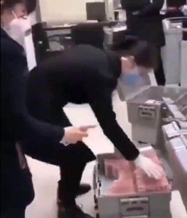 Koronavirüs paraya sıçradı bankalar temizliğe başladı inanılmaz görüntüler - Resim: 3