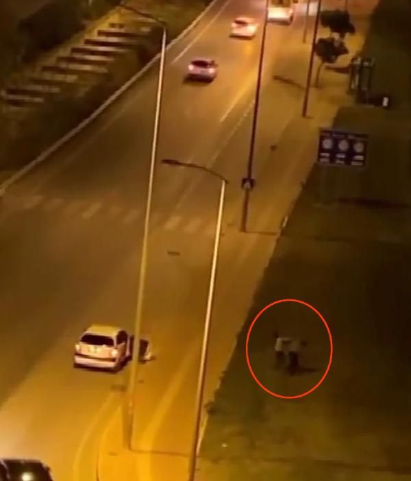 Antalya'da yaşandı! Bir kadın tartıştığı erkeği tokatlayıp, tartakladı - Resim: 2