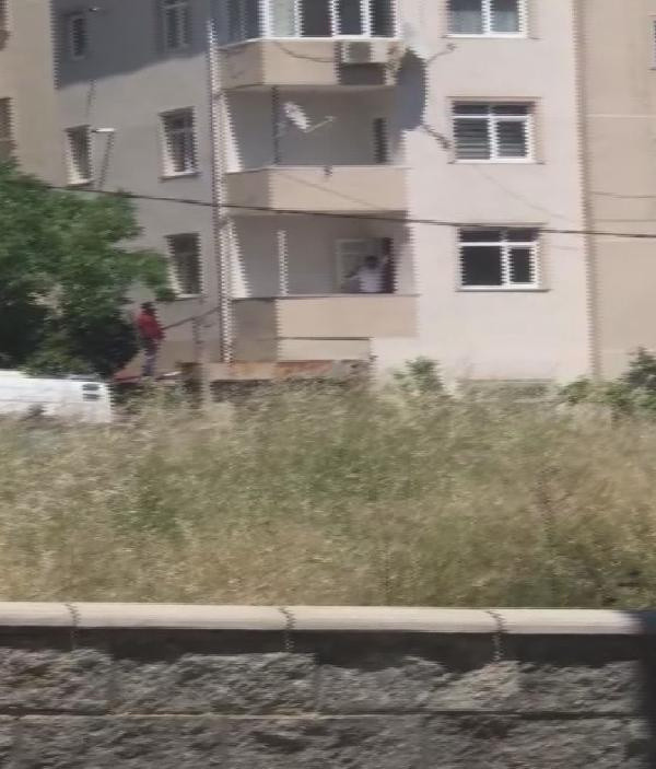 Maltepe'de dehşet! Evinin balkonunda ekmek bıçağıyla bileklerini kesti - Resim: 0