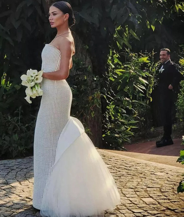 Demet Özdemir ve Oğuzhan Koç evlendi! Gelinliği sosyal medyada halı kaydırmaza benzetildi - Resim: 0