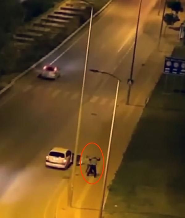 Antalya'da yaşandı! Bir kadın tartıştığı erkeği tokatlayıp, tartakladı - Resim: 1