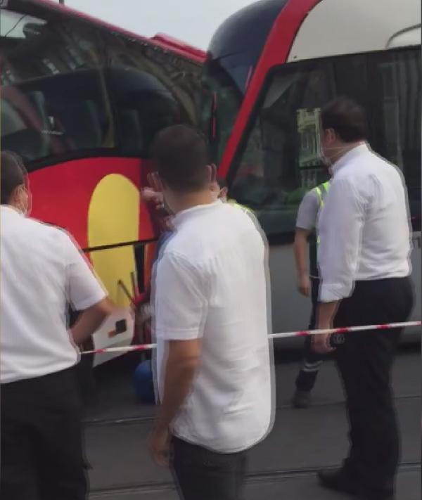 İstanbul Laleli'de tramvay ile otobüs çarpıştı seferler durdu - Resim: 1