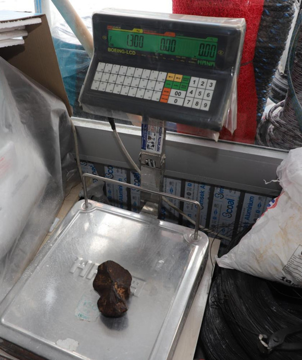 Hakkari'de tarlada tesadüfen buldu! Böylesini görmedi: Taş küçük olmasına rağmen çok ağır - Resim: 0