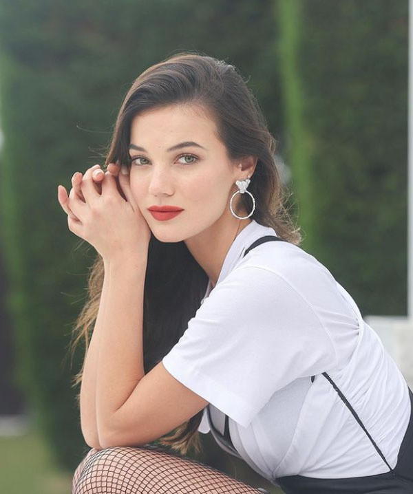 Pınar Deniz'in kız kardeşini görenler şaştı kaldı! Güzelliğiyle ablasını solladı - Resim: 0