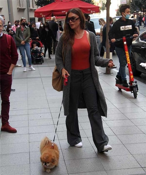 İç çamaşırsız alışverişe çıktı! 'Bunu bana çok görmesinler' deyip Sevda Demirel seslendi - Resim: 4