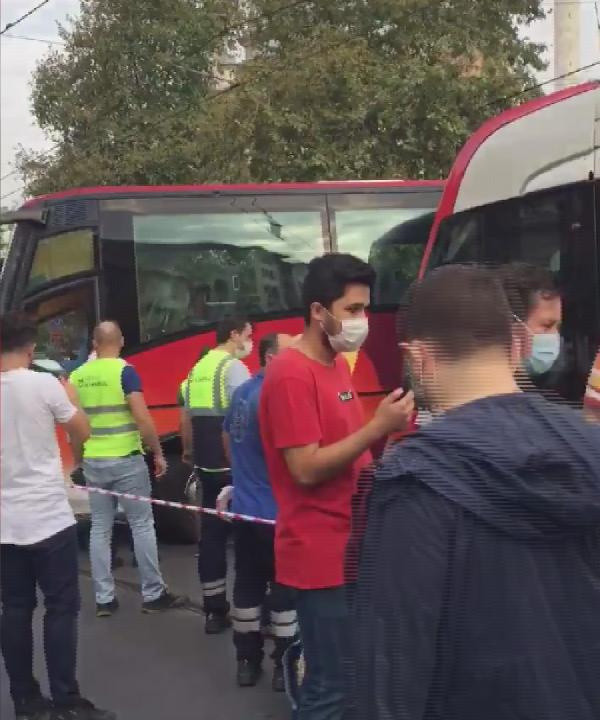 İstanbul Laleli'de tramvay ile otobüs çarpıştı seferler durdu - Resim: 0