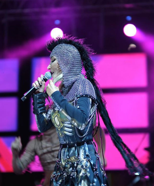 Hande Yener son yaptığıyla pes dedirtti! Sahneye öyle bir kostümle çıktı ki, herkes bakakaldı - Resim: 0