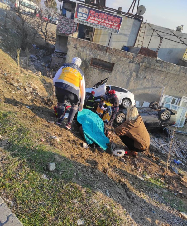 Kahramanmaraş’ta feci kaza! Kontrolden çıkıp dehşet saçtı: Ölü ve yaralı var - Resim: 0