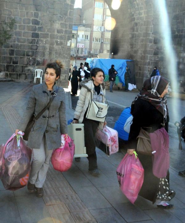 Diyarbakır Sur'dan kaçış! Tası tarağı toplayan... - Resim: 1