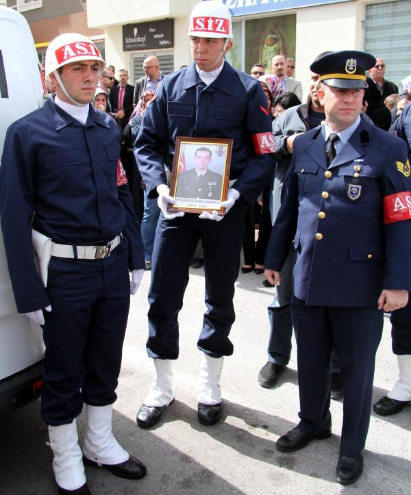 Fotoğrafı öpüp haykırdı: O köpekleri sevindirmeyeceğiz - Resim: 4