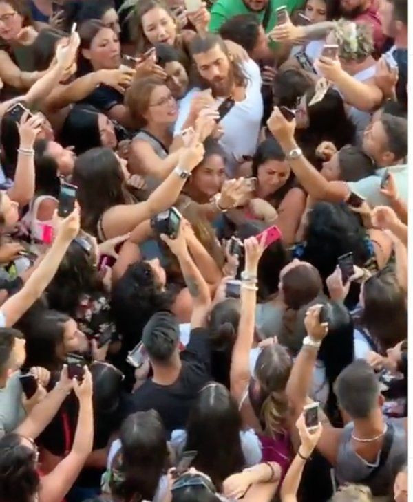 Can Yaman İtalya'daki sevgi selini eleştirenleri kıskançlıkla suçladı sert çıktı - Resim: 3