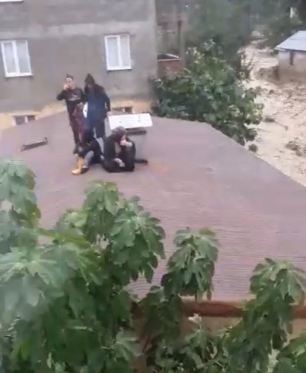 Selde çatıda ölüm kalım savaşı verdiler: Cesetlerimiz birlikte bulunsun halatları belimize bağladık - Resim: 1