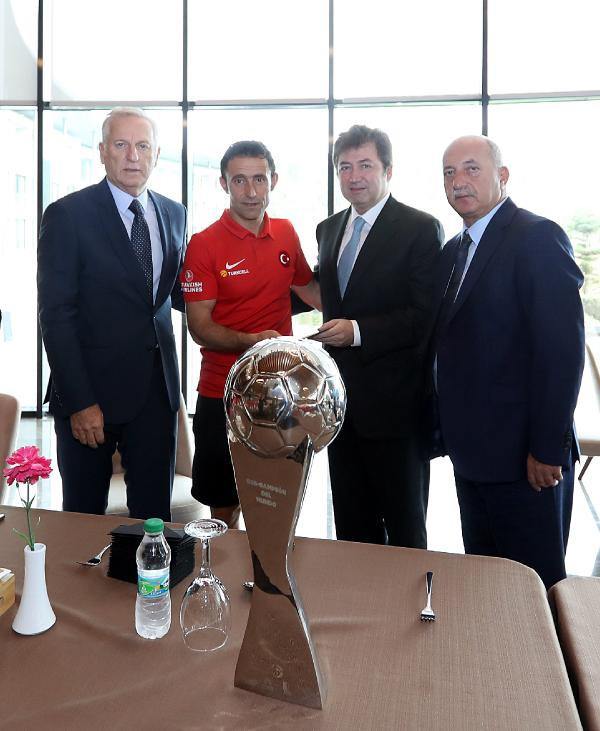 TFF heyeti, Ampute Milli Takımı'nı alkışlarla karşıladı - Resim: 2