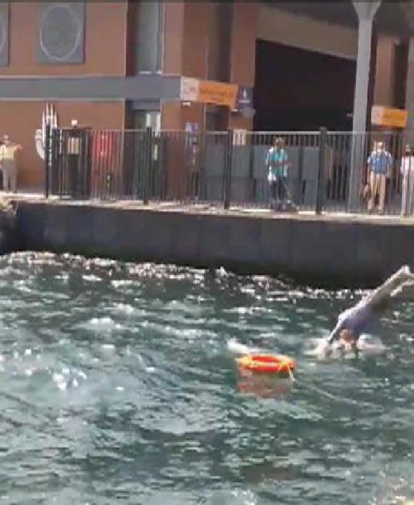 Uyarılara aldırış etmedi! Beyoğlu'nda atladığı denizde neredeyse boğuluyordu - Resim: 0