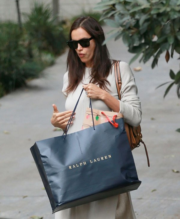 Dünyaca ünlü model karnını gizledi bakın neden - Resim: 1