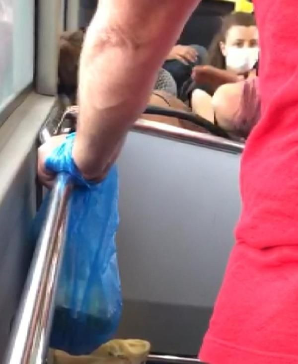 İstanbul'da otobüste hakaretlerle tokatladı kimse müdahale etmedi - Resim: 1