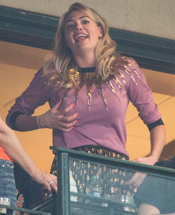 Kendinden geçti sahaya indi! Ünlü modelden galibiyet öpücüğü - Resim: 2