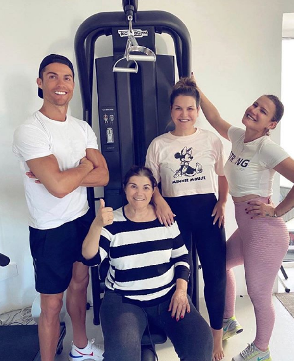 Cristiano Ronaldo karantinada Kuran-ı Kerim okumaya başladı - Resim: 1