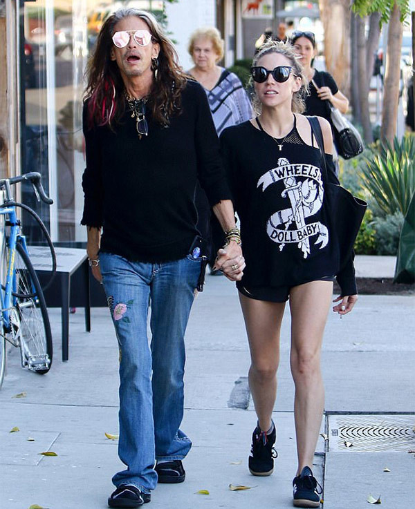 41 yaş küçük sevgilisiyle dudak dudağa! - Resim: 3