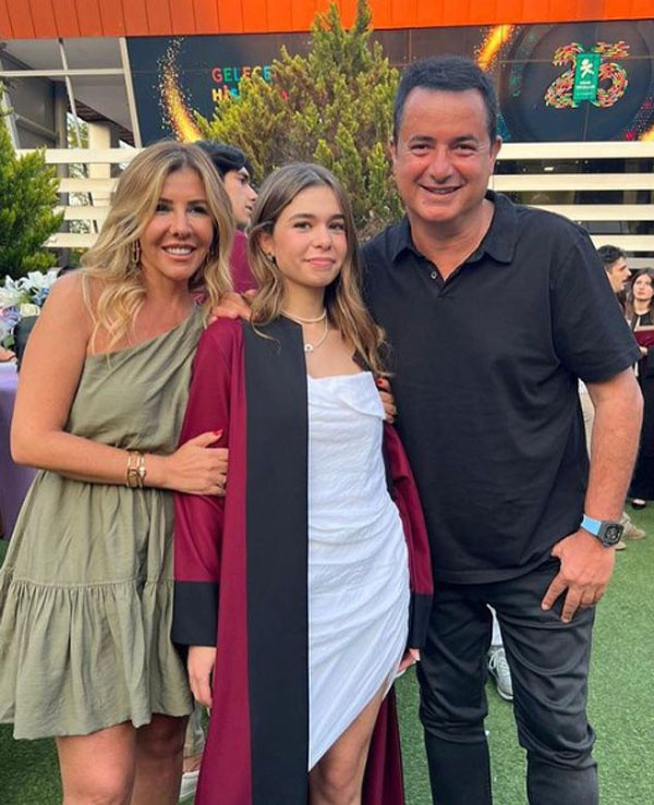 Acun'un büyük kızı Leyla Tiktok videoları paylaştı, dekoltesiyle esti geçti "Baban görmesin" - Resim: 1