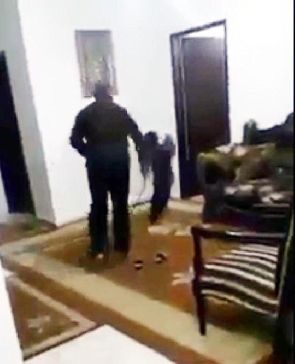 El ve ayaklarını bağladığı oğlunu hortumla dövdü! - Resim: 1