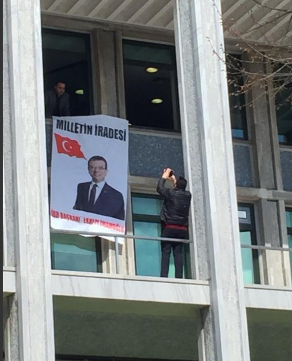 İstanbul Büyükşehir Belediyesi binasına Ekrem İmamoğlu pankartı asıldı - Resim: 0