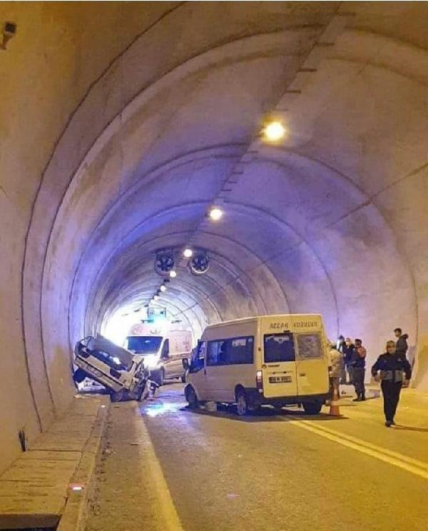 Artvin'de feci kaza! Kafa kafaya çarpıştılar ölü ve yaralılar var - Resim: 0