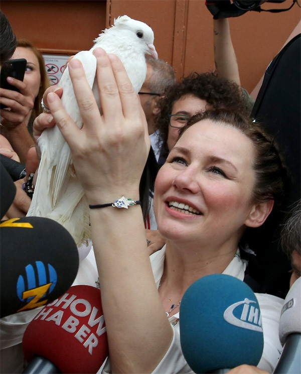 Deniz Seki'nin cezaevinden çıkış görüntüleri elinde ne vardı? - Resim: 4