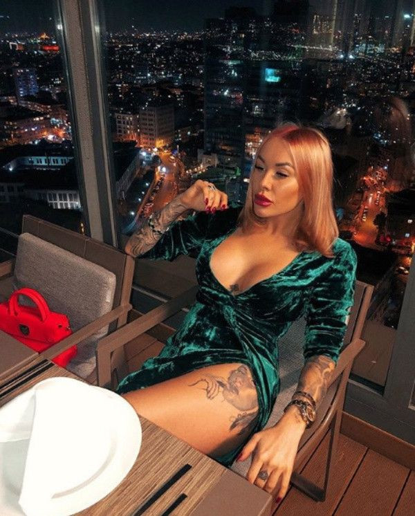 Futbolcu Mykola Moroziuk'un eşi futbol topunu düşürmeden soyundu - Resim: 4