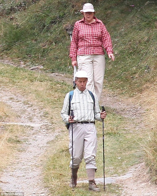 Angela Merkel dağa çıktı dikkat çeken detay - Resim: 2