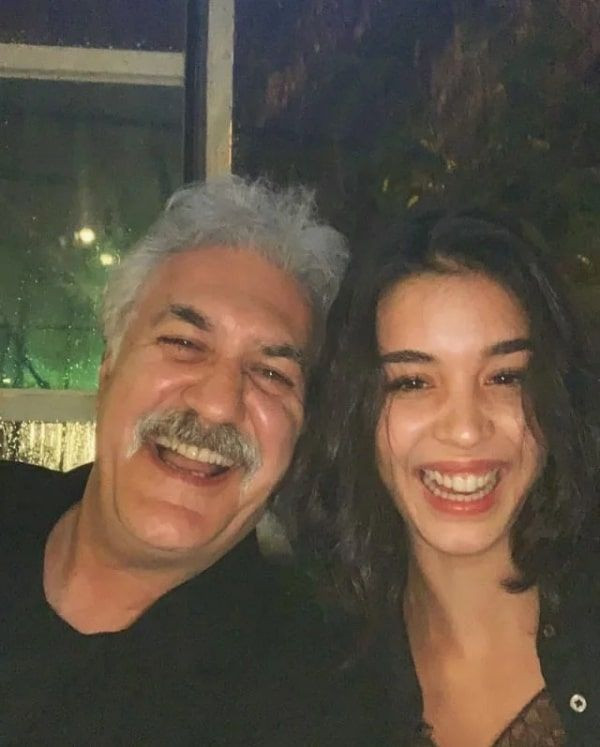 Savaşçı'nın oyuncusu Tamer Karadağlı 30 yaş küçük sevgilisiyle aşk pozu verdi - Resim: 4