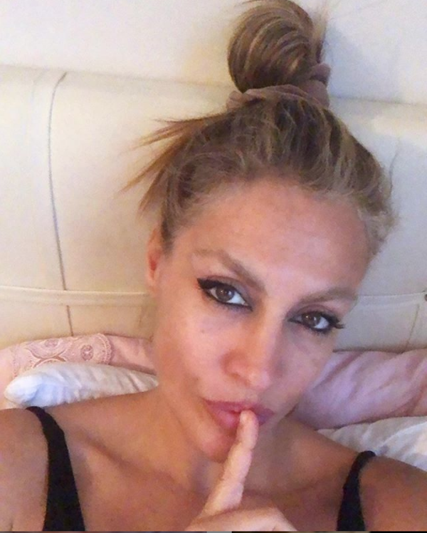 tuğba ekinci'den olay yatak pozu!