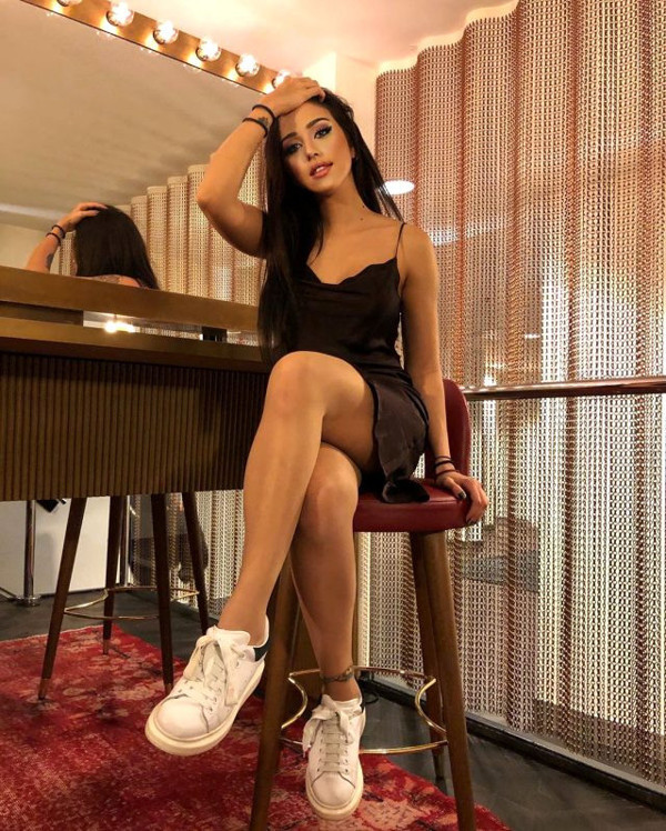 Hamdi Alkan'ın kızı Zeynep Alkan mini etekli fotoğrafıyla görenleri mest etti!